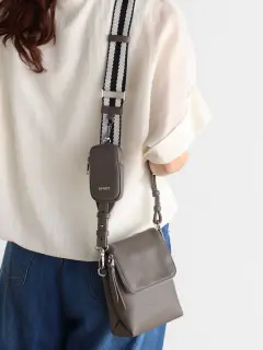 ボトムエンボスショルダーバッグ（Greige、Black） - nouer - nouer