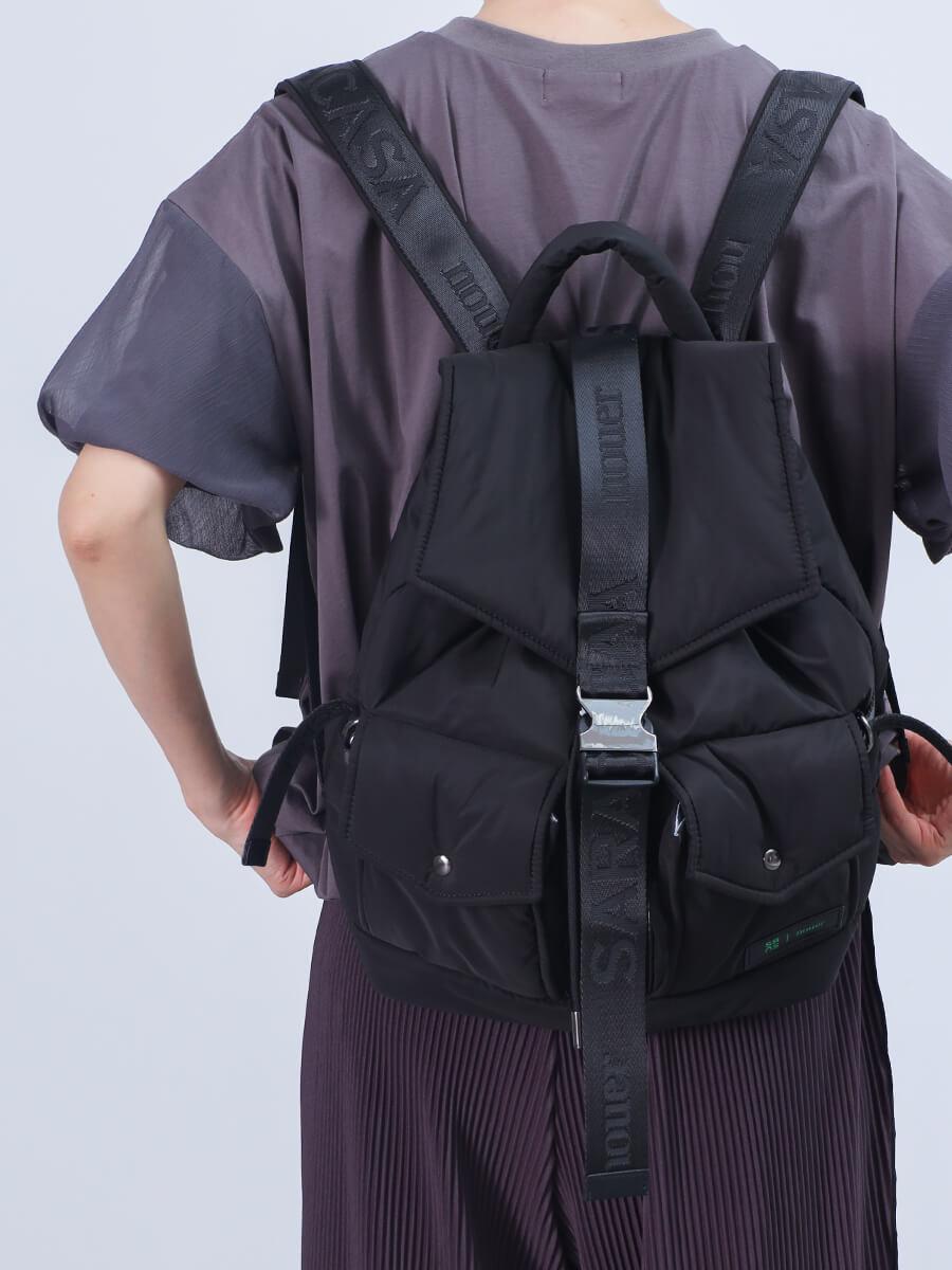 ブラックナイロンバックパック