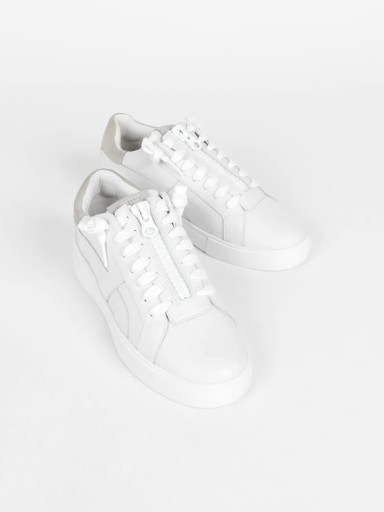 nouerxスニーカー