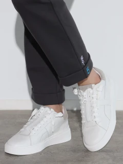 新品未使用 nouer スニーカー 23.5　ヌエール 白 新品未使用 nouer スニーカー 23.5 ヌエール 白 ヌエール nouer