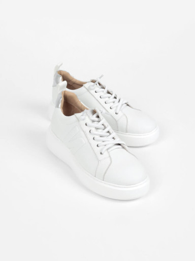 nouerxスニーカー