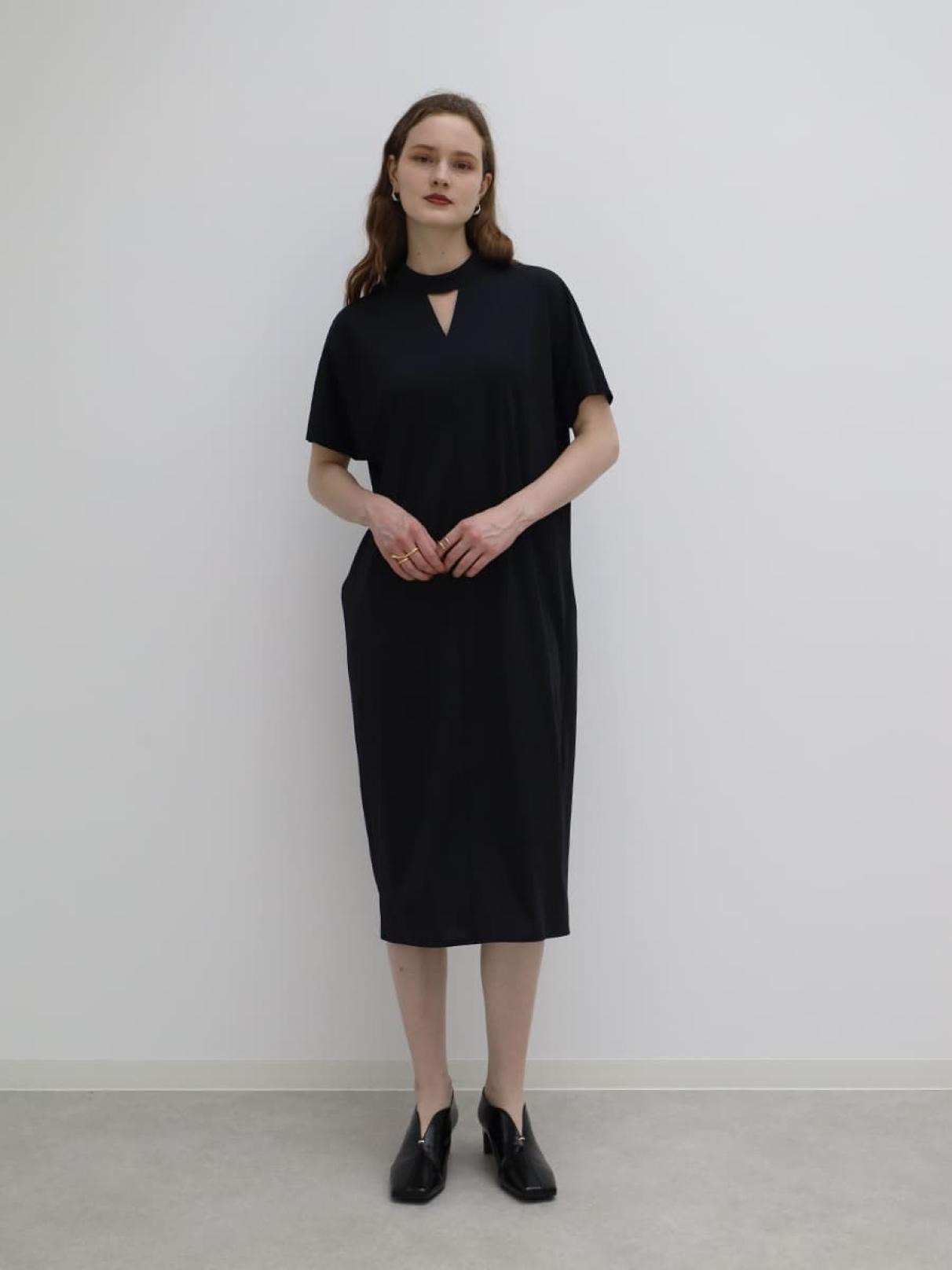 今季【新品タグ付き】ヤマダヤ Aga ボウタイワンピース ブラック 黒 トライアングルネックワンピース - AgaBLACK×NORITAKE - Aga｜YAMADAYA