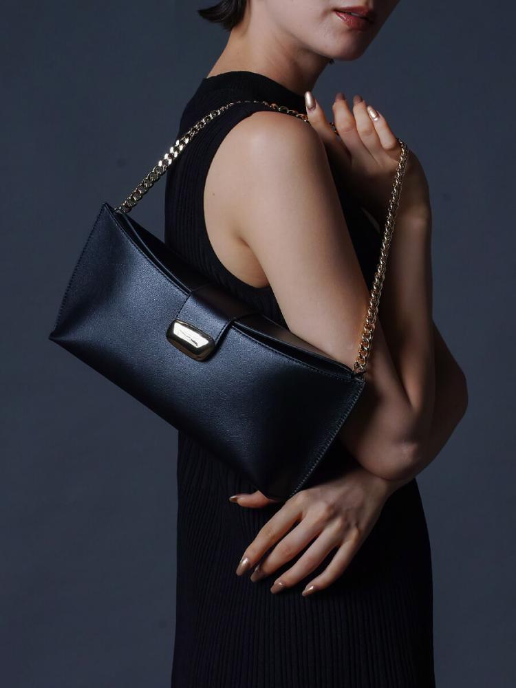 チェーンショルダーバッグ　黒 チェーンハンドルミニマルショルダーバッグ - Aga Black - Aga