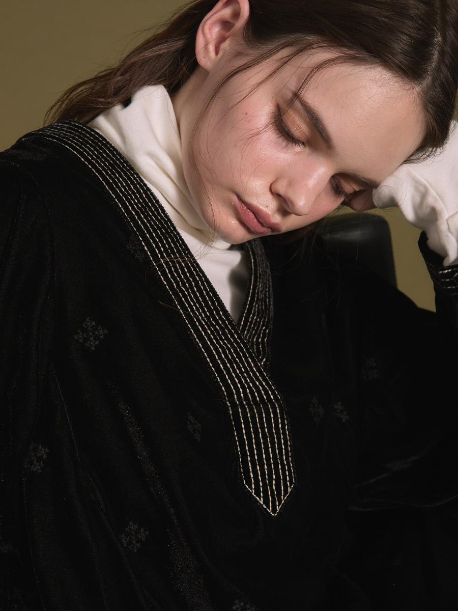 ステッチ刺繍カフタンベロアワンピース - Ample - Vin｜YAMADAYA STORE